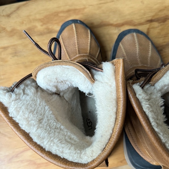 UGG Adirondack lll Tan and Black Fur-Lined Boots - Picture 4 of 6